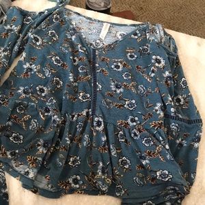 long sleeve blue top w white/blue flowers & leaves